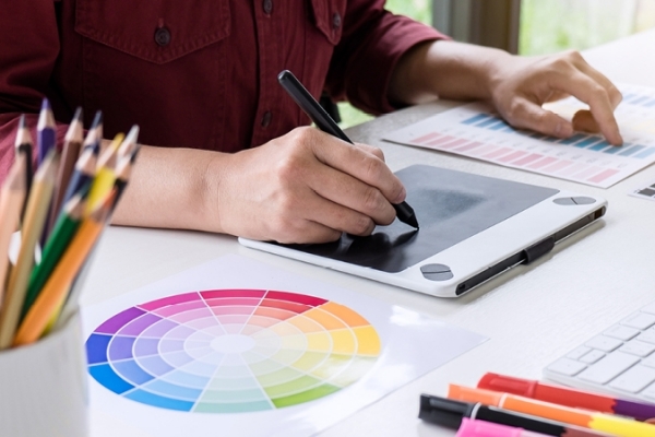 &Iota;&alpha;&tau;&rho;&iota;&kappa;ό marketing &kappa;&alpha;&iota; &gamma;&rho;&alpha;&phi;&iota;&sigma;&tau;&iota;&kappa;ή: Ό&tau;&alpha;&nu; &eta; &delta;ύ&nu;&alpha;&mu;&eta; &tau;&eta;&sigmaf; &epsilon;&iota;&kappa;ό&nu;&alpha;&sigmaf; &kappa;ά&nu;&epsilon;&iota; &tau;&eta; &delta;&iota;&alpha;&phi;&omicron;&rho;ά