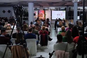 &Kappa;&omicron;&sigma;&mu;&omicron;&iota;&alpha;&tau;&rho;&iota;&kappa;ή: &Eta; Health Solutions &sigma;&chi;&epsilon;&delta;ί&alpha;&sigma;&epsilon; &kappa;&alpha;&iota; &upsilon;&lambda;&omicron;&pi;&omicron;ί&eta;&sigma;&epsilon; &tau;&eta;&nu; &eta;&mu;&epsilon;&rho;ί&delta;&alpha; &gamma;&iota;&alpha; &tau;&eta;&nu; &Alpha;&Mu;&Eta;